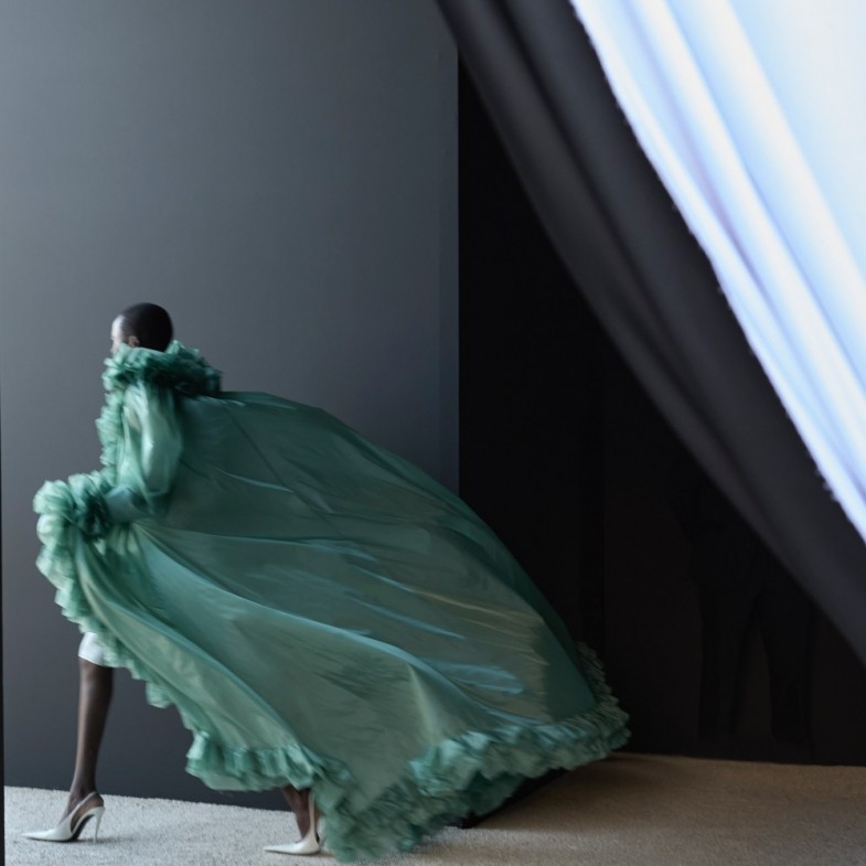 Rosé、小賈妻蕾絲穿搭成焦點！YSL 2026春夏大秀5點解析，品牌重回巴黎鐵塔展現高度