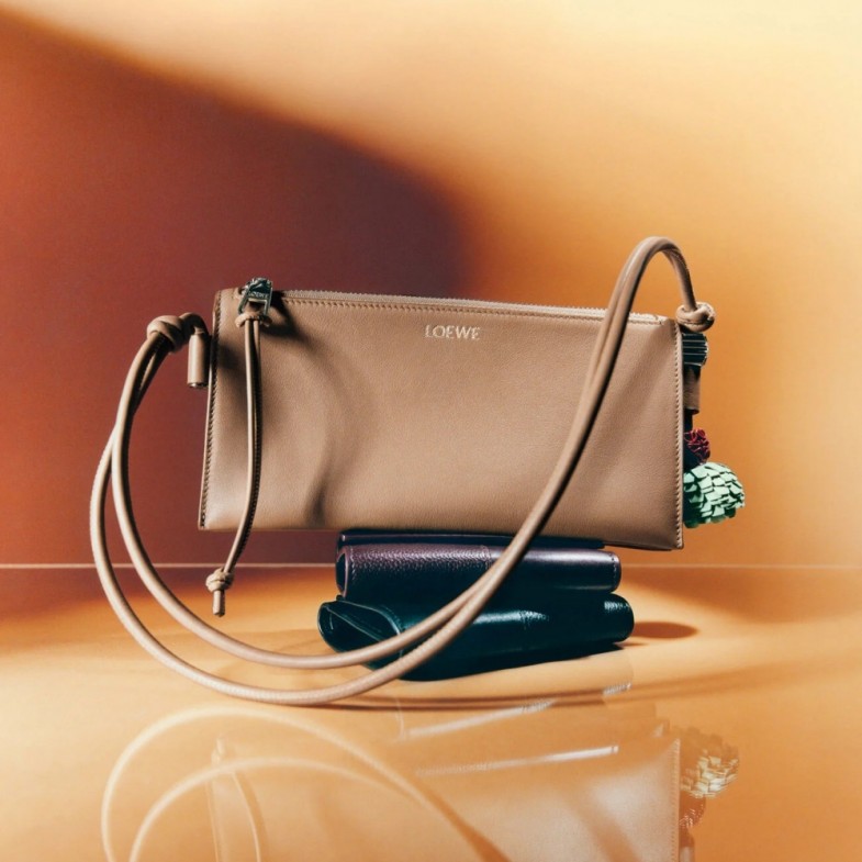 Loewe這款隱藏美包是它！小尺寸大容量，加上這個客製化細節準備賣翻！