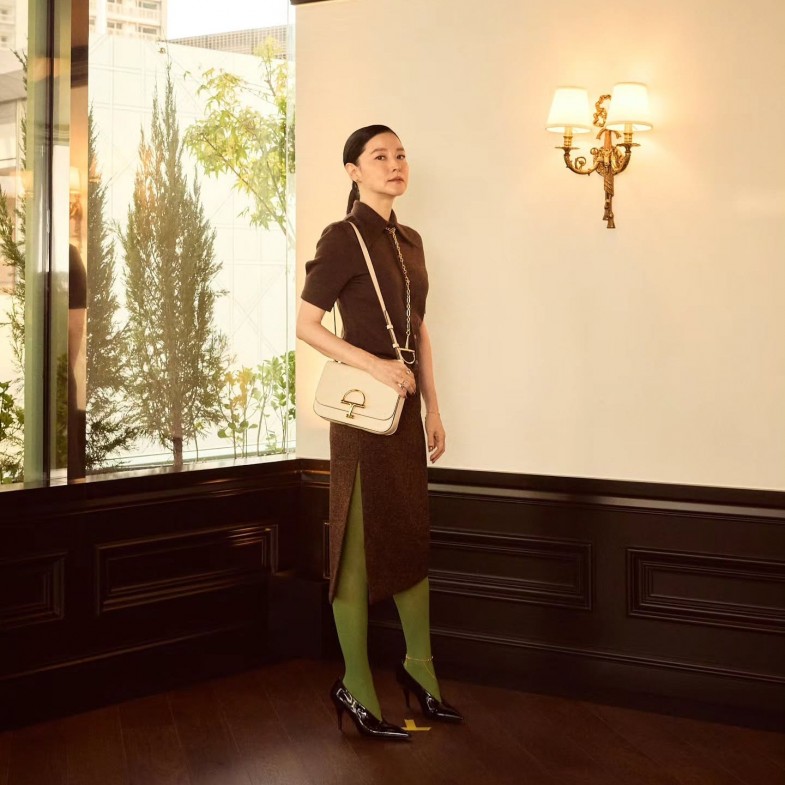 54歲李英愛減齡穿搭5公式：白色針織衫「這樣穿」年輕10歲