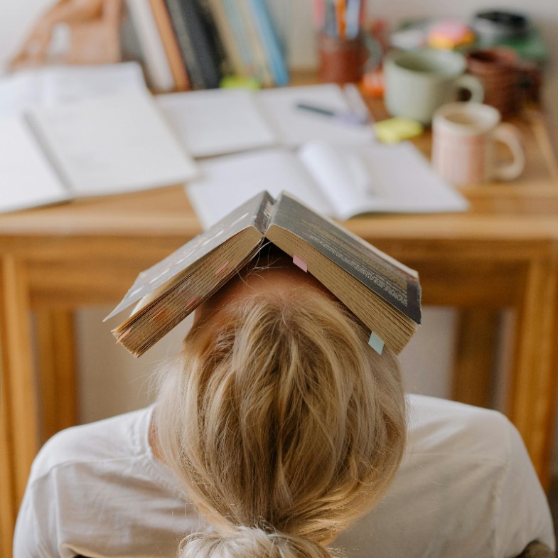 吃飽想睡不是吃太多！營養師解答「醣暈」原因＋7大飲食習慣預防飽睏