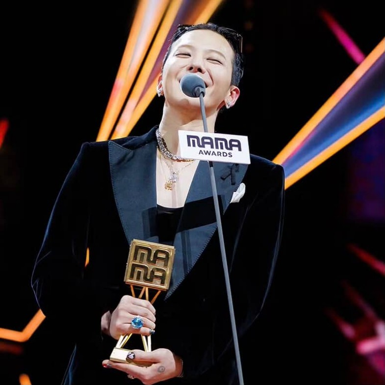 2025 MAMA典禮亮點一次看，G-Dragon與周潤發牽手熱舞、BABYMONSTER重現《獵魔女團》！