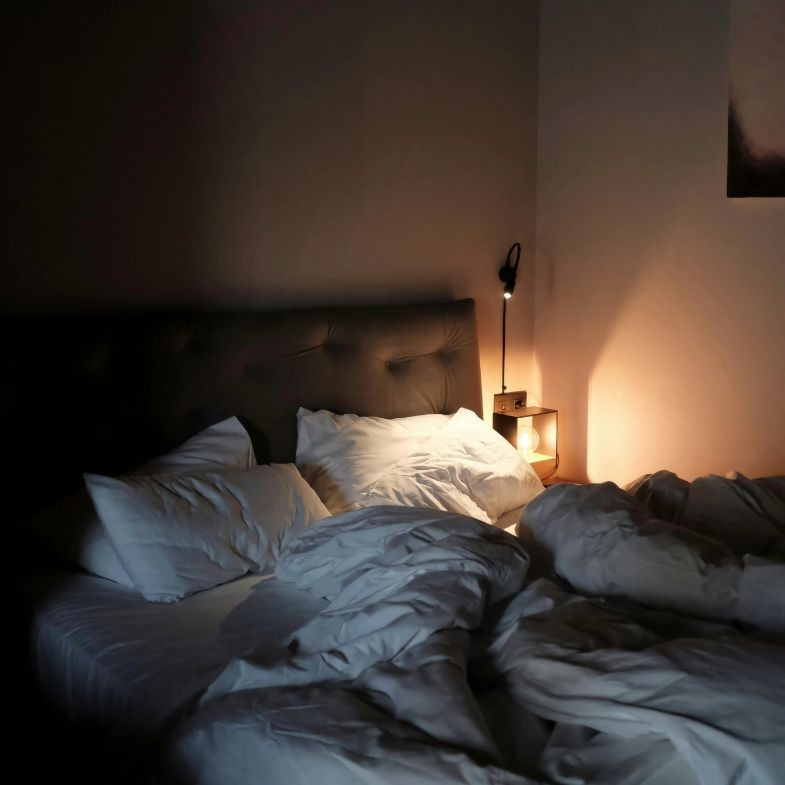 50歲以後更容易失眠！早醒、淺眠改善指南：褪黑激素下降與「這習慣」才是元兇