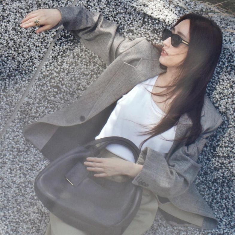 西裝外套怎麼穿不顯厚重？柯佳嬿穿搭示範，顯瘦比例關鍵是「這個」