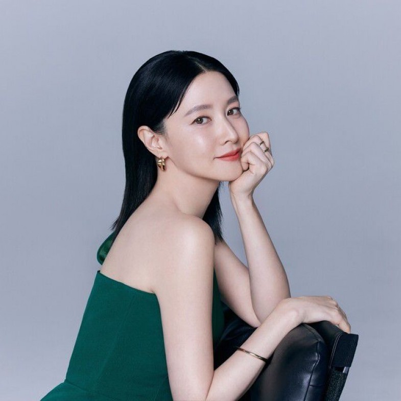 54歲李英愛減齡穿搭靠「金手環」加分！精品黃金手環推薦8選：卡地亞、寶格麗新款必收